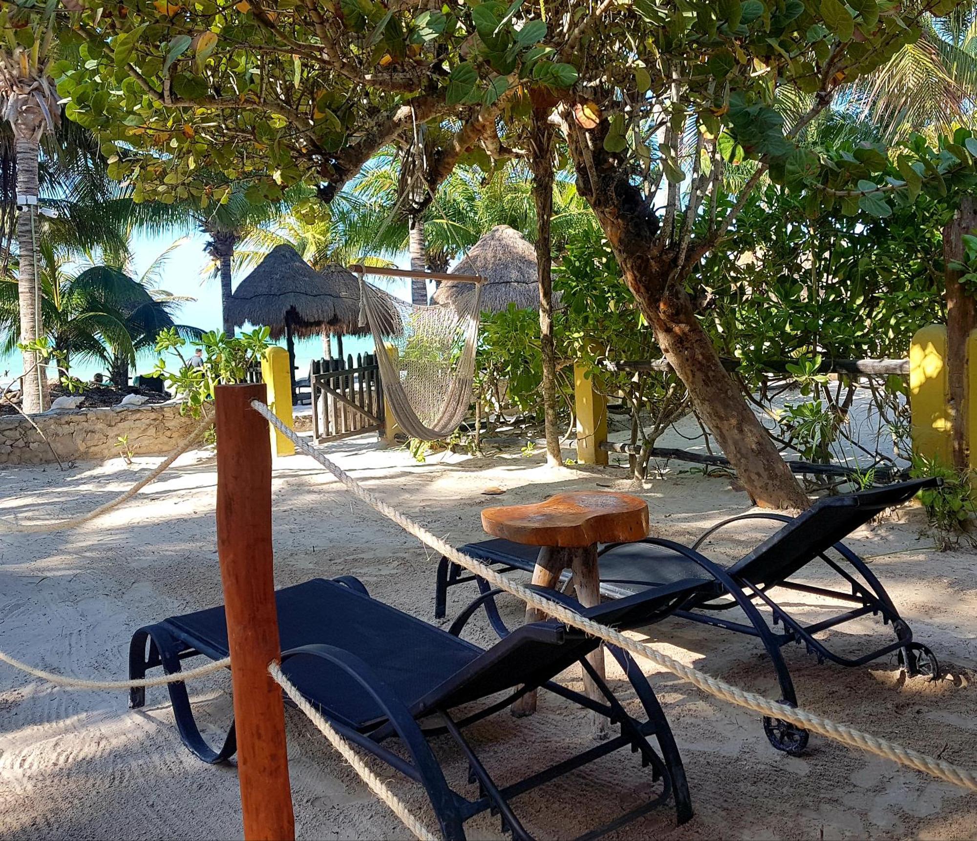 Amaite Beach Hotel 홀박스아일랜드 객실 사진 Beach at the resort
