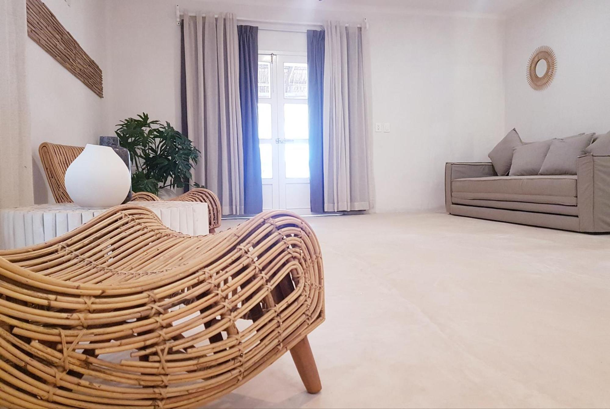 Amaite Beach Hotel 홀박스아일랜드 객실 사진 A living room with a rattan chair