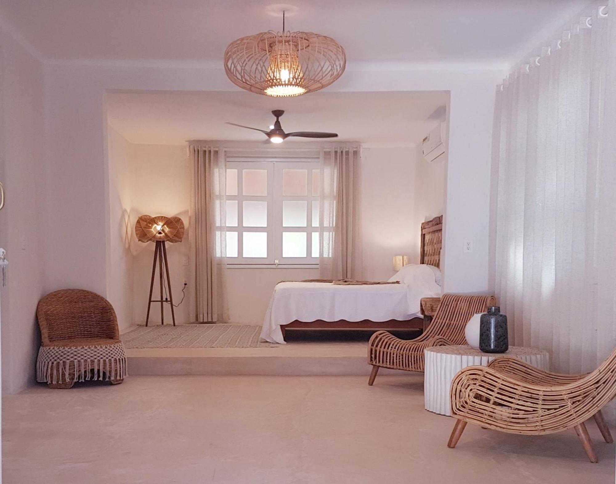 Amaite Beach Hotel 홀박스아일랜드 객실 사진 A bedroom at the hotel