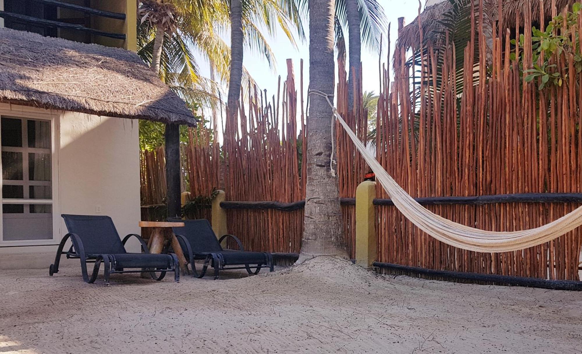 Amaite Beach Hotel 홀박스아일랜드 객실 사진 A hammock at a resort