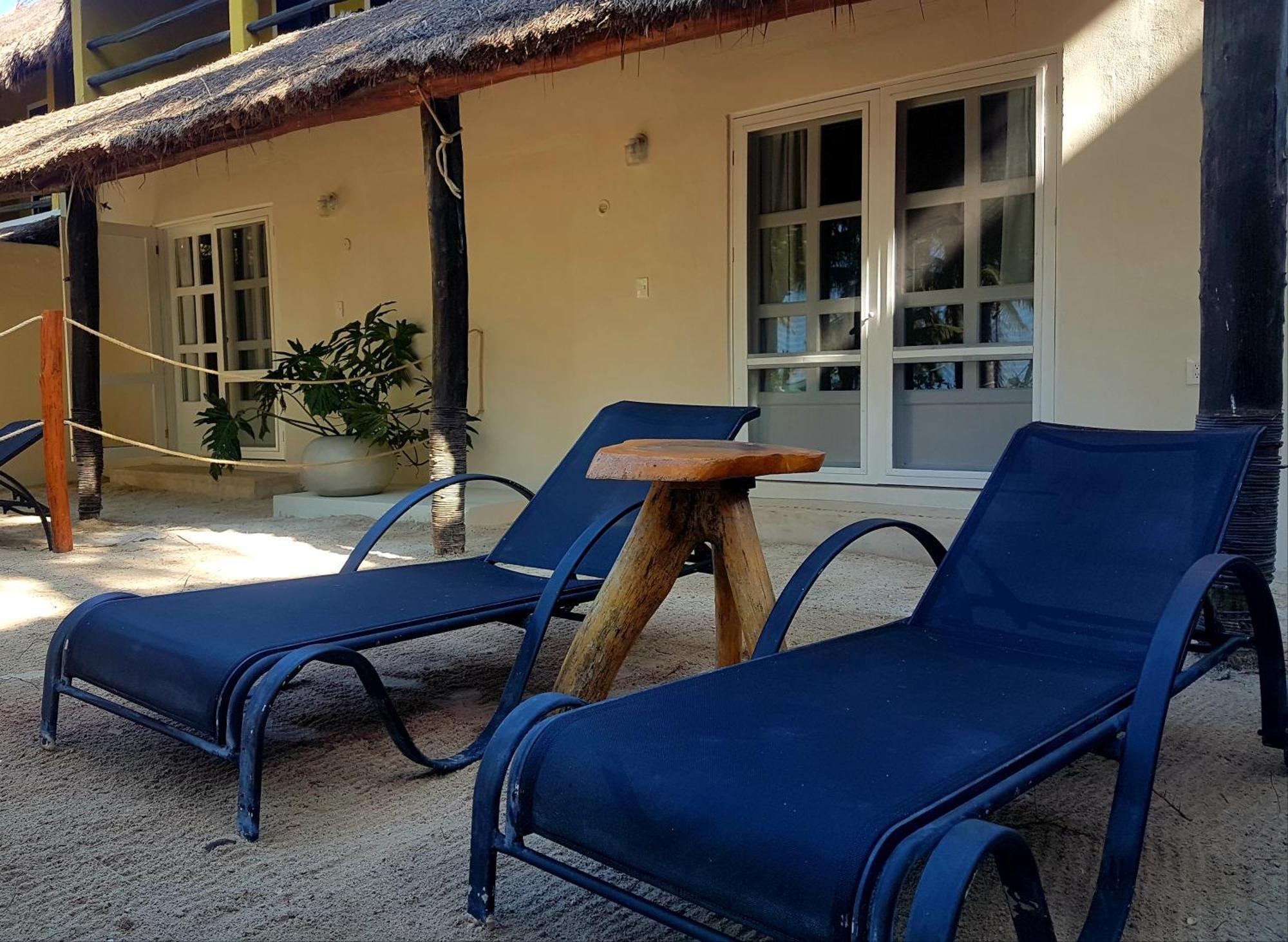 Amaite Beach Hotel 홀박스아일랜드 객실 사진 A beach lounge chair